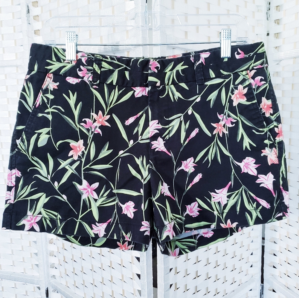 💕Khakis by GAP floral shorts Size 8